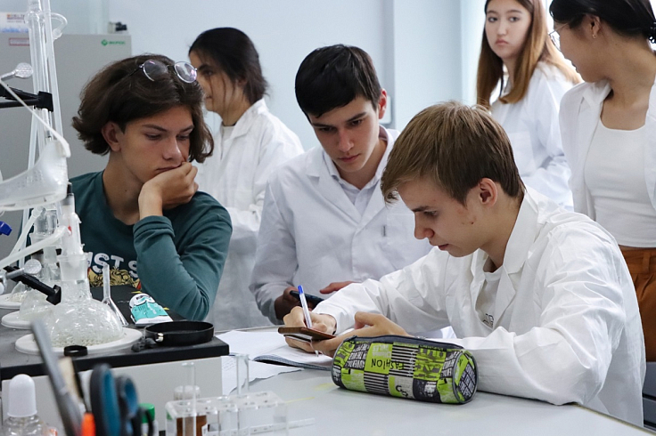 Преподаватели СПбГУ провели проектную смену по химии для одаренных школьников Оренбурга