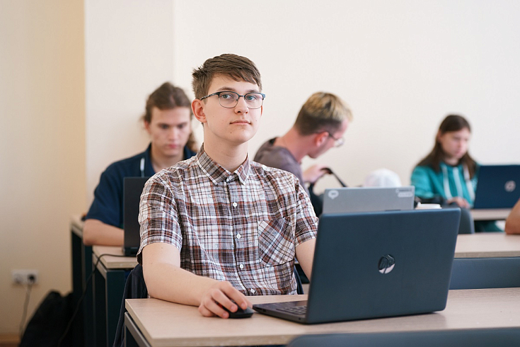 В СПбГУ прошла вторая Летняя школа для увлеченных математикой и программированием десятиклассников