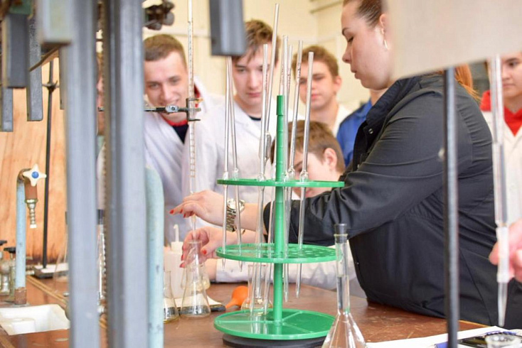Старшеклассники из Академии талантов и инженерно-технологической школы № 777 стали участниками учебно-тренировочных сборов по аналитической химии