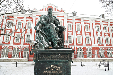 К 300-летию СПбГУ перед зданием Двенадцати коллегий установлен памятник графу Сергею Уварову