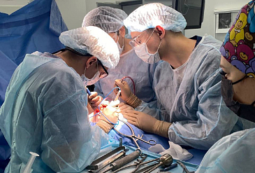 С опорой на опыт и технологии: врачи СПбГУ прооперировали девочку с тяжелой деформацией позвоночника