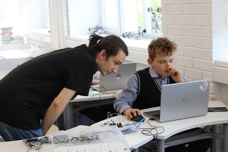 Студенты СПбГУ провели профильную смену в детском технопарке «Кванториум»