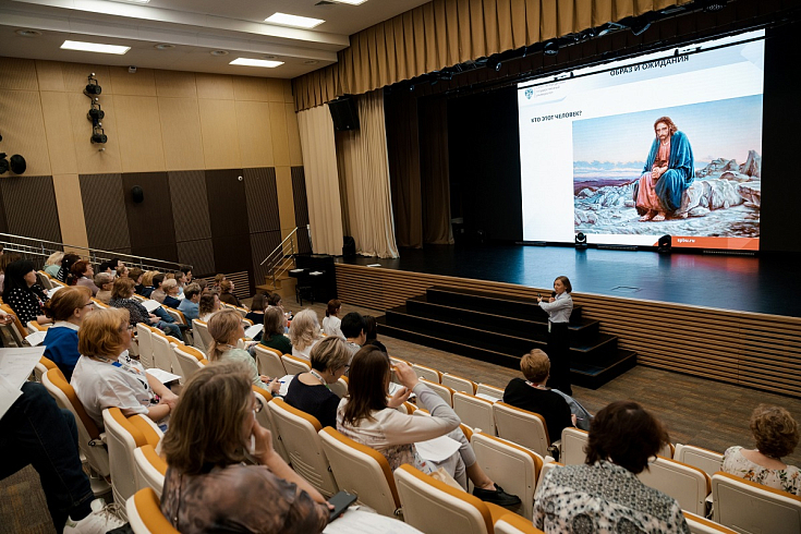 СПбГУ провел программу повышения квалификации для педагогов, сопровождающих финалистов всероссийской олимпиады школьников по литературе